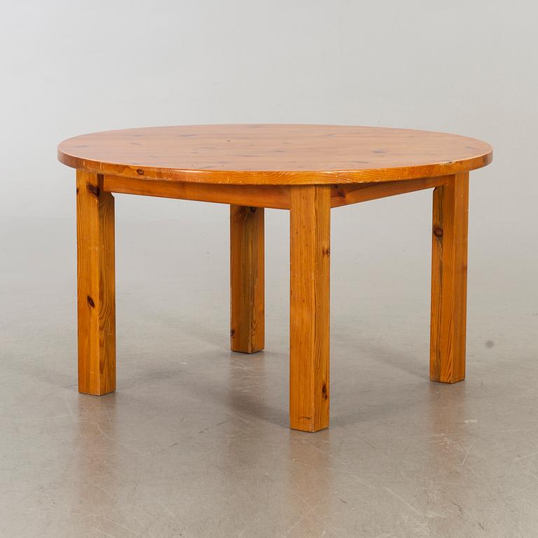 A 1970:s pine dining table.