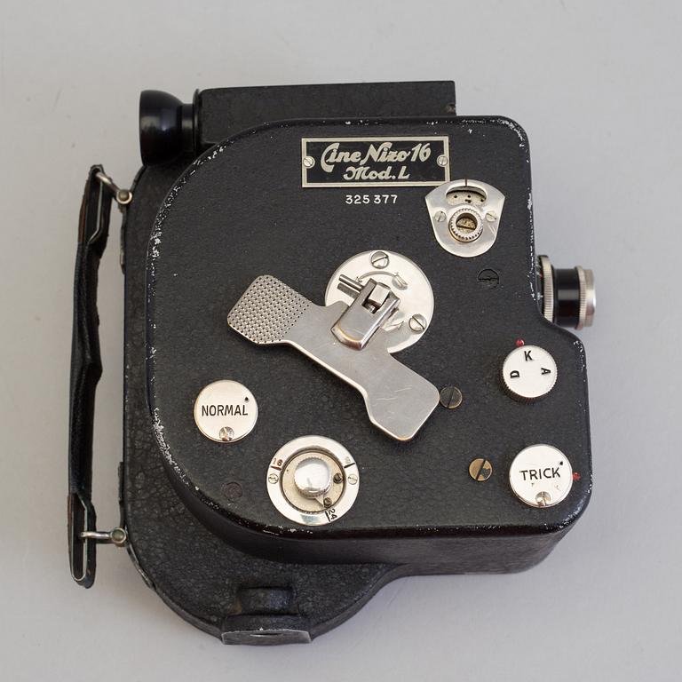 A Cine Nizo film camera no 325377 from 1927-1930 with Cassar 1: 2,9 f =2 cm.