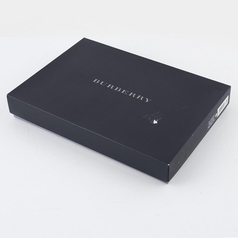 Burberry, towels, one pair.