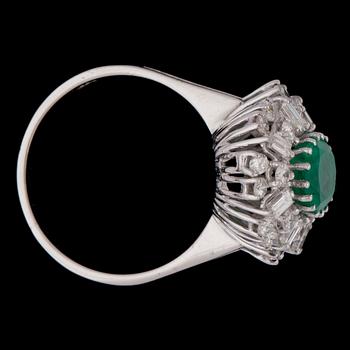 An emerald, app. 2 cts and baguette- and brilliant cut diamond, tot. app. 2 cts.
