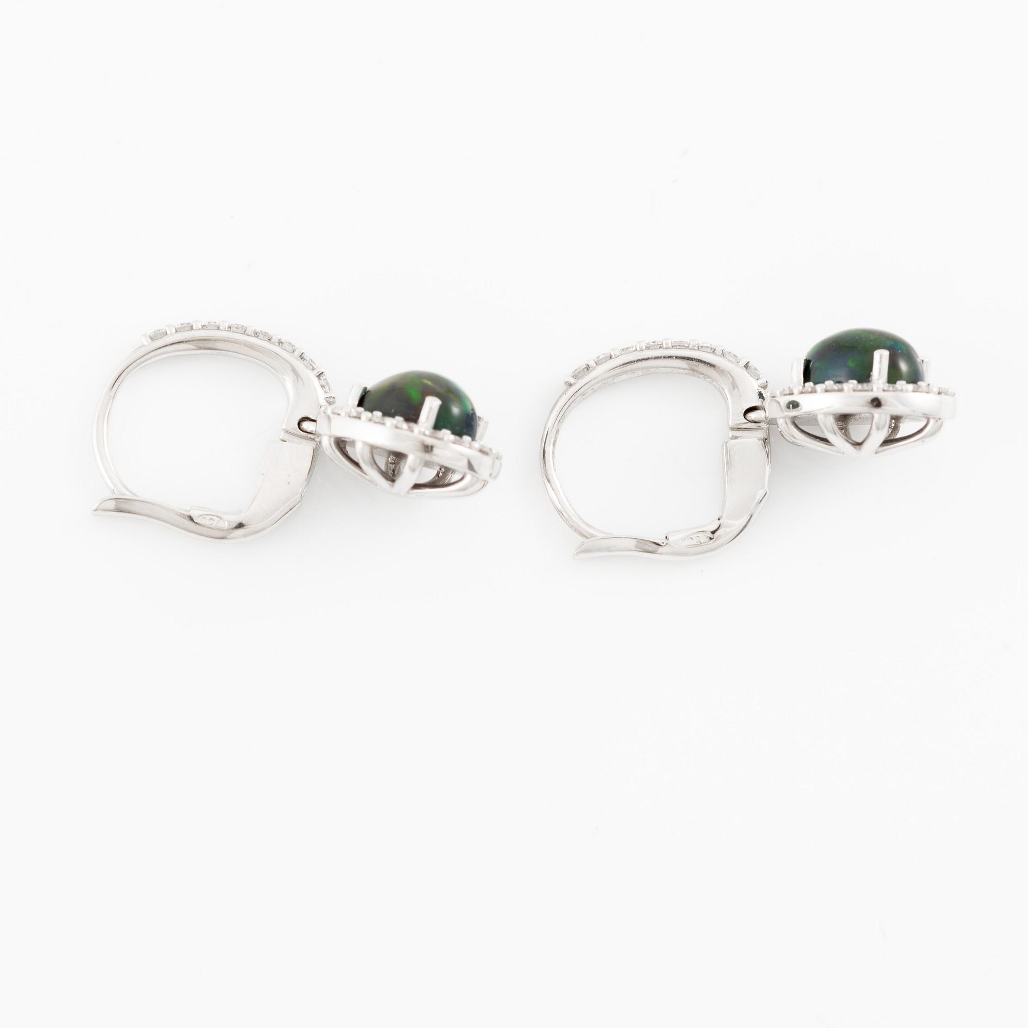 Earrings 18K white gold with opals and brilliant-cut diamonds.