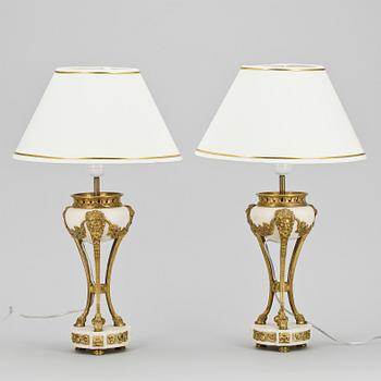 BORDSLAMPOR, ett par, marmor, mässing, Louis XVI-stil, 1900-talets början.