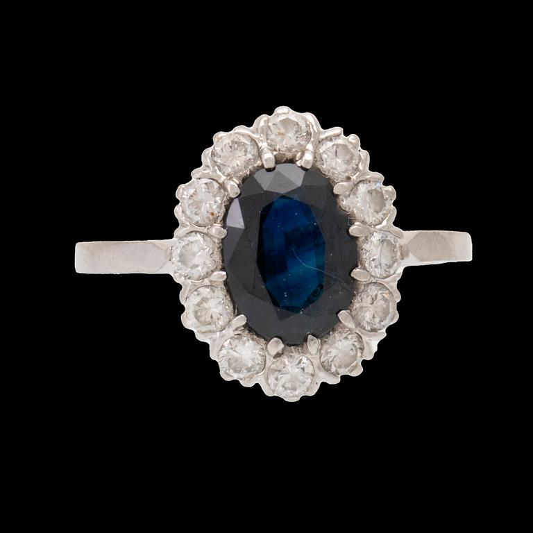 Ring 18K vitguld med oval fasetterad safir samt runda briljantslipade diamanter, Carl Hoff Helsingborg 1973.