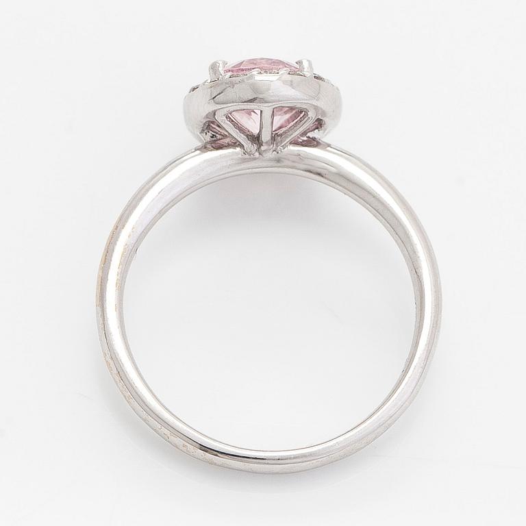 Ring, 18K vitguld med en oval morganit och diamanter ca 0.20 ct totalt.