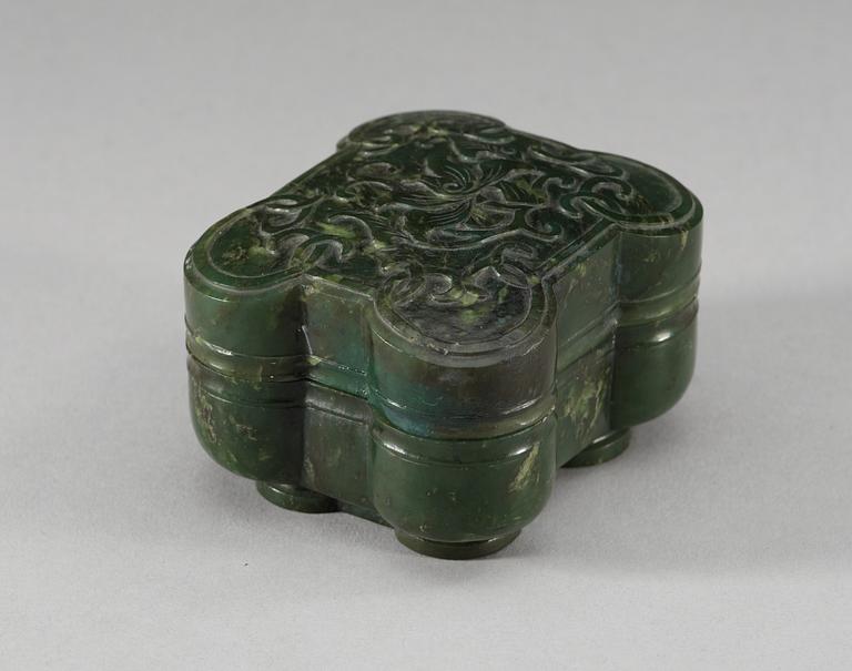 A finely carved jade box with cover, Qing dynasty.