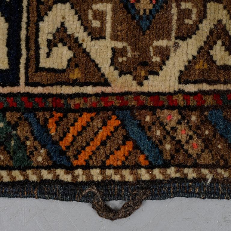 A rug, a semi-antique Shirvan, ca 196,5-201,5 x 117-122 cm.