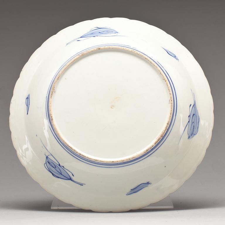 SKÅLFAT, porslin. Japan, 1800-talets andra hälft.