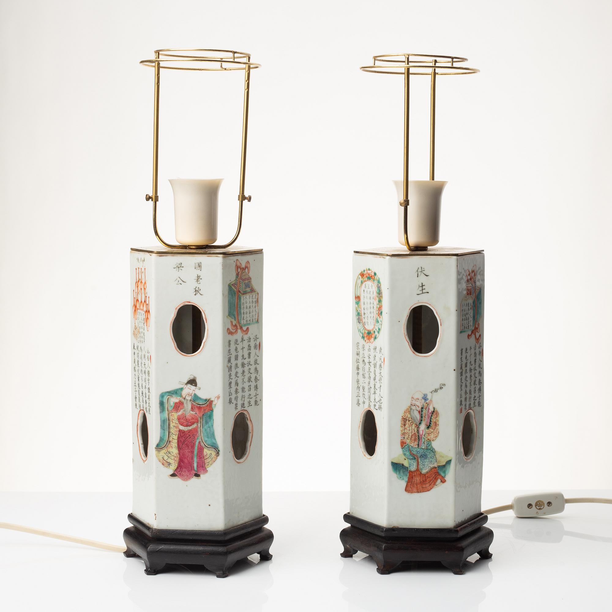Perukstockar/bordslampor, ett par, porslin, Kina, sen Qingdynati.