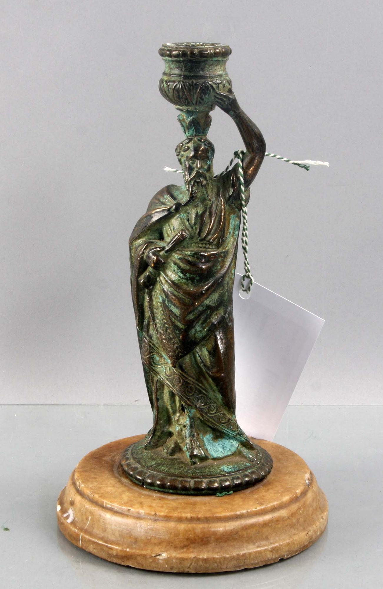 LJUSSTAKE, 1900-tal, patinerad brons med fot av marmor.