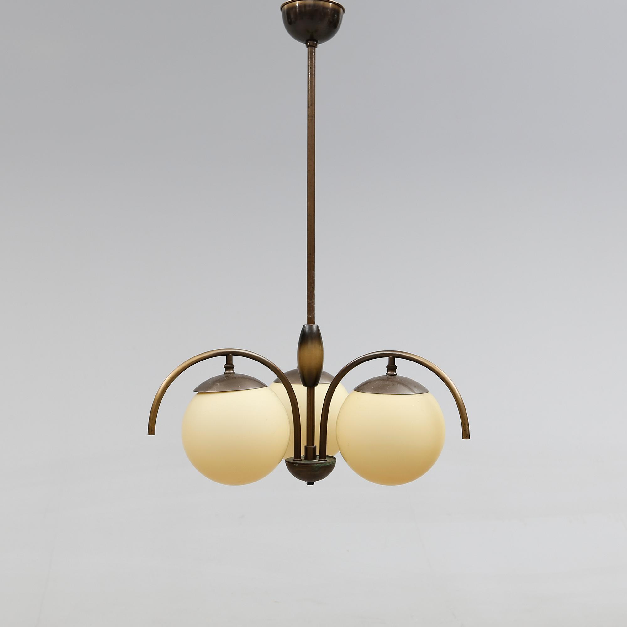 TAKLAMPA, 1900-talets första hälft. Höjd 73 cm.
