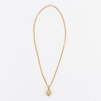 Pendant with chain in 14K gold set with round brilliant-cut diamonds.