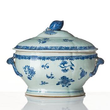 A blue and white tureen with cover and stand, Qing dynasty, Qianlong (1736-95).