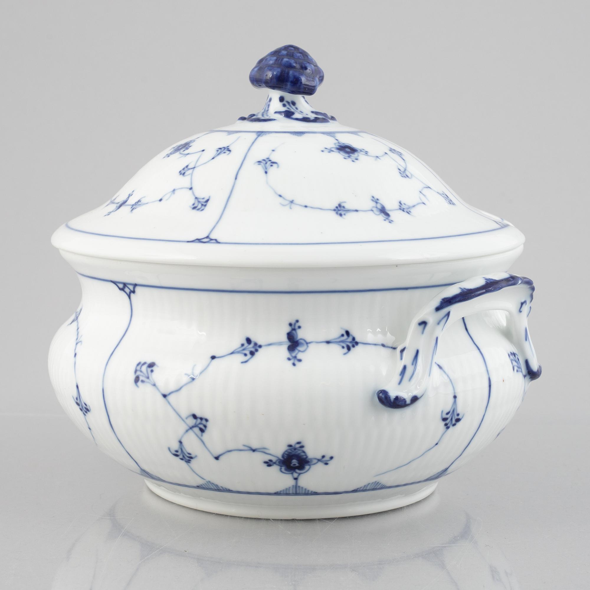 Terrin med lock, porslin, Royal Copenhagen, "Musselmalet", modell 222, 1893-1900.