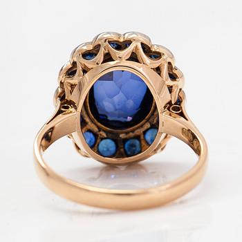 An 18K gold ring, sapphires and an oval synthetic sapphire. Westerback, Helsinki 1937.