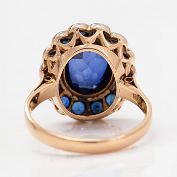 An 18K gold ring, sapphires and an oval synthetic sapphire. Westerback, Helsinki 1937.