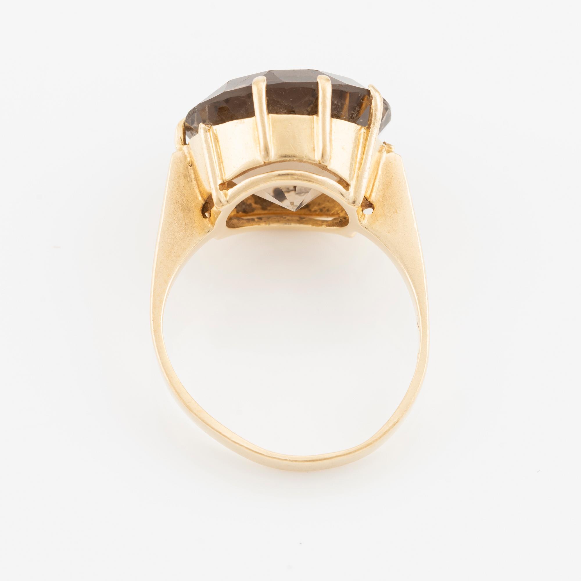 Ring in 18K gold with faceted smoky quartz, Stigbert.