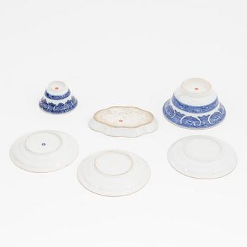 A group of six pieces of bleu and white Chinese Export porcelain, Qing dynasty, Qianlong (1736-95).