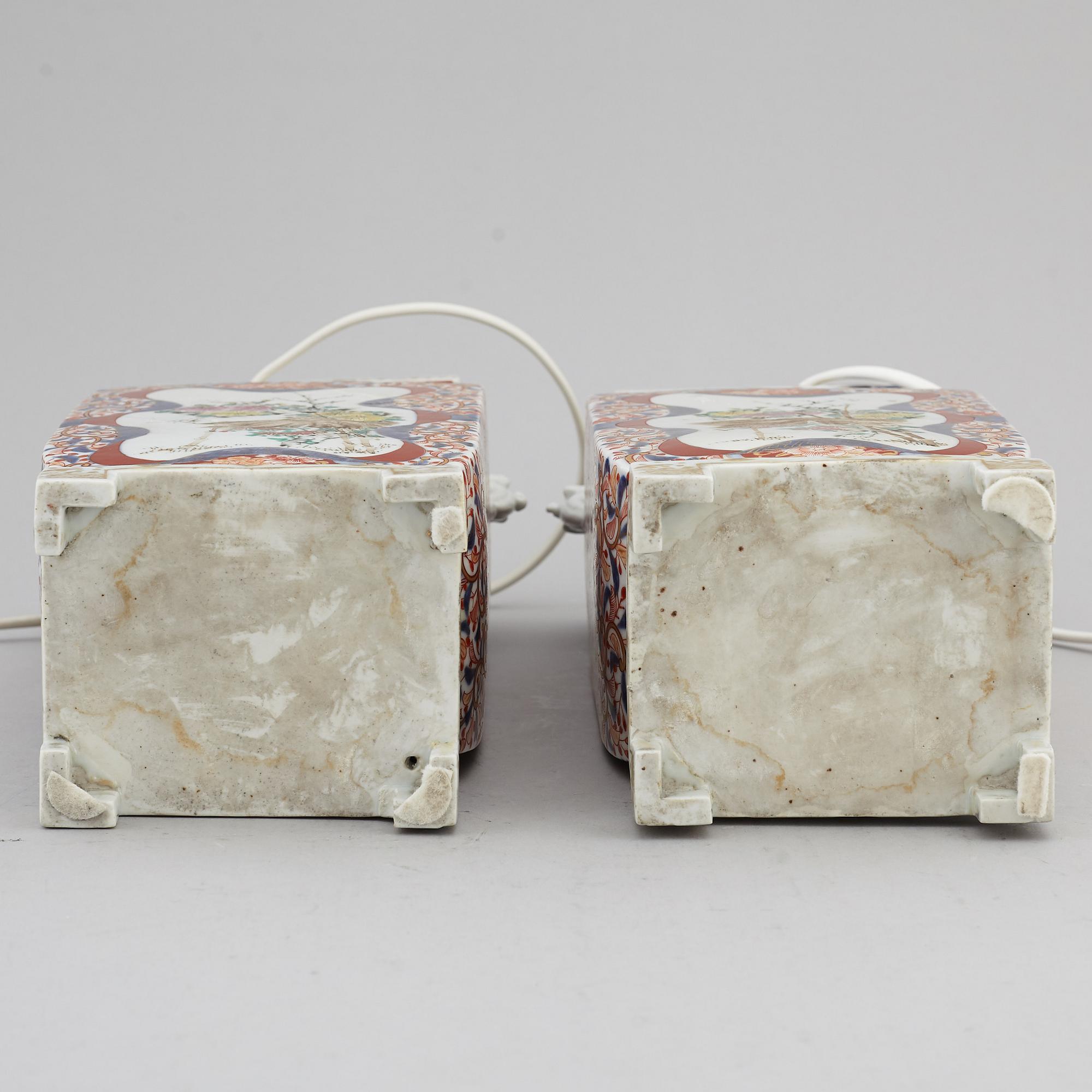 VASER omgjorda till BORDSLAMPOR, ett par, porslin. Japan, 1800-tal.