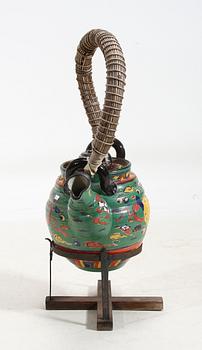 TEKANNA på FOTSTÄLLNING. Keramik. 1900-tal.