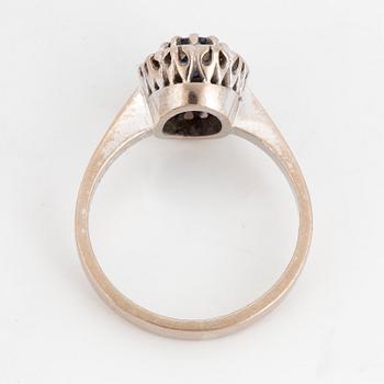 RING, med safir och briljantslipade diamanter.
