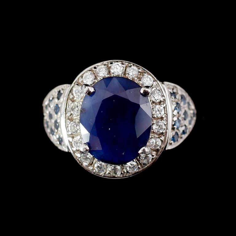 RING, silver, blå safir ca 3,0 ct, mindre safirer samt vita stenar.