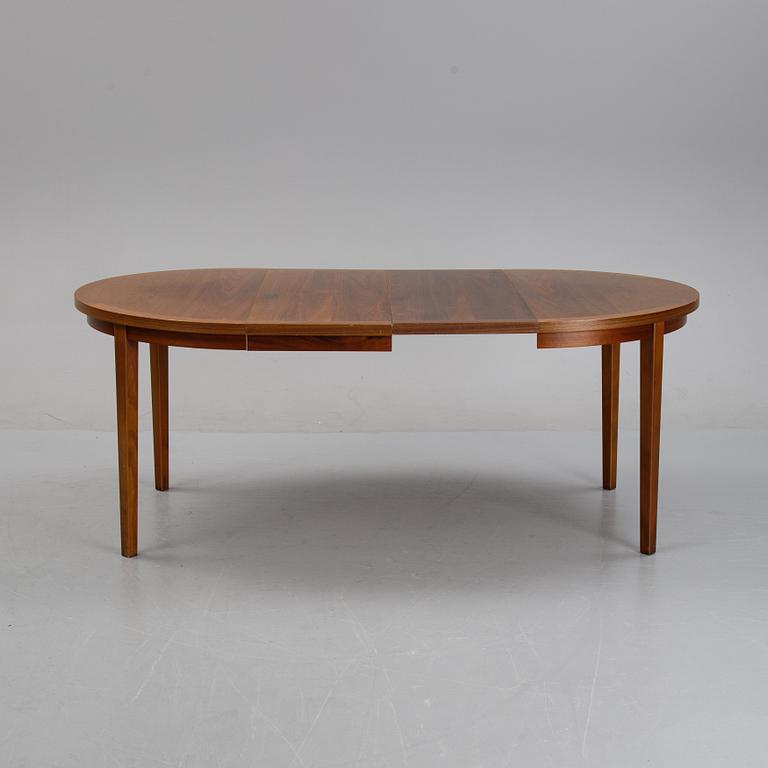 A mahogany veneer dining table, second half of the 20th century.