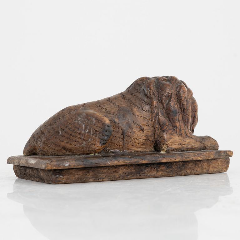 An oak lid with a carved lion, 19th Century.
