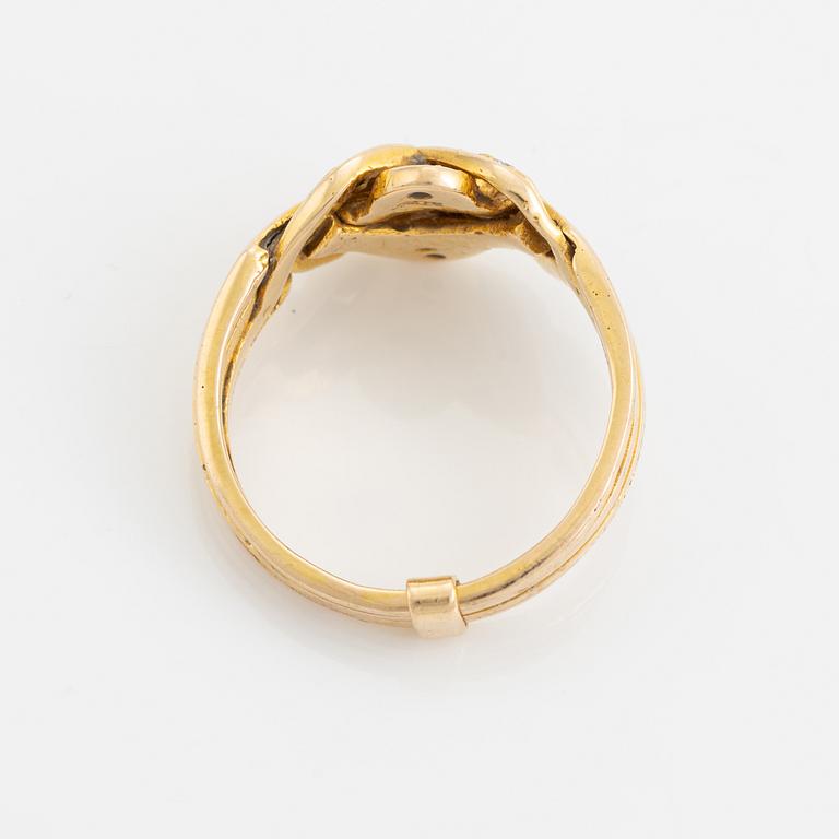 Ring, guld med små briljantslipade diamanter.