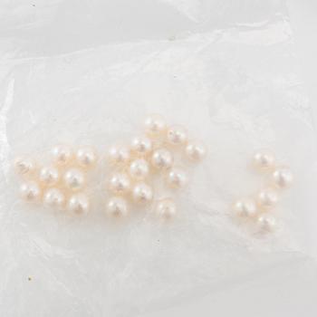 Necklace, cultured pearls, 18K white gold and brilliant-cut diamonds.