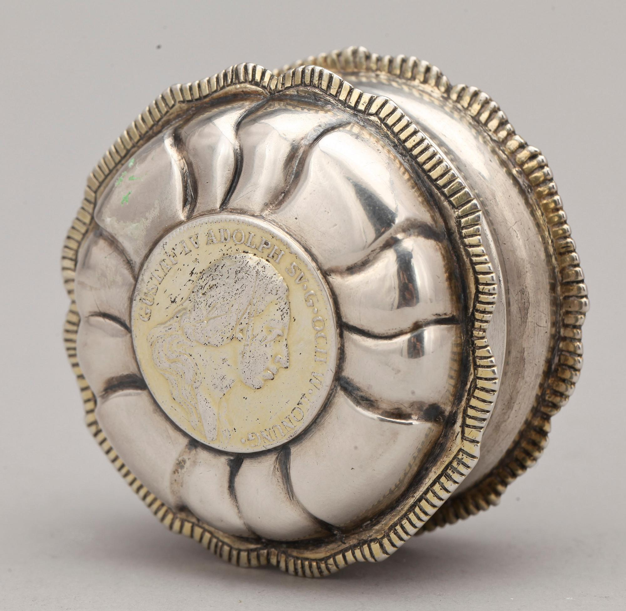 KYRKDOSA, silver, Henrik Ruthenbeck, Uddevalla, verksam 1794-1819. Vikt ca 39 gram.