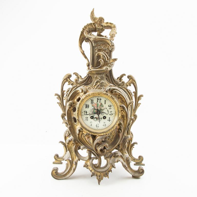 Bordspendyl Louis XV-stil 1900-talets första hälft.