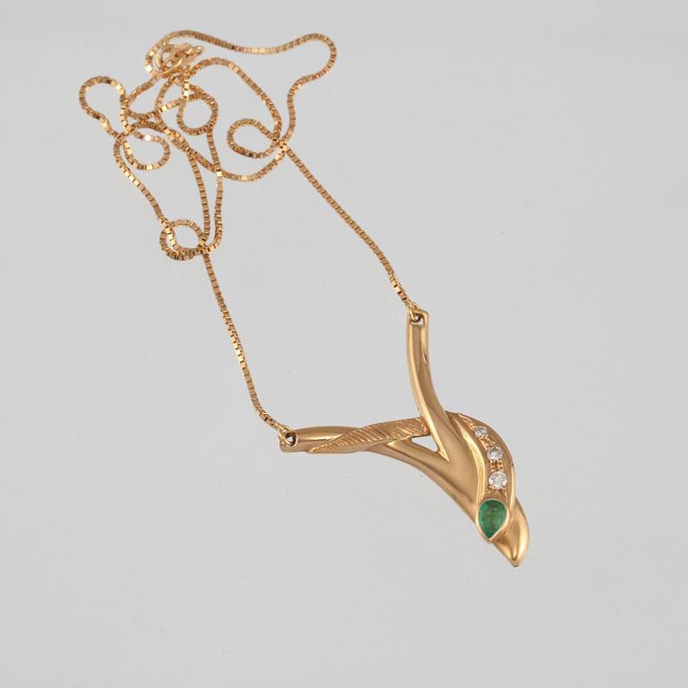 COLLIER, 18K guld med 3 briljantslipade diamanter samt troligtvis med droppslipad smaragd. Vikt 14,5 gram.