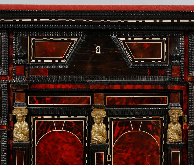 KABINETTSKÅP, barock, 1600-talets andra hälft/1700-talets första hälft.