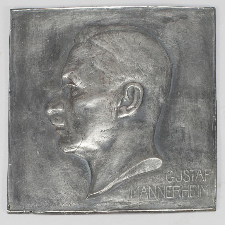 JOHN MUNSTERHJELM, relief, signerad och daterad 1920.