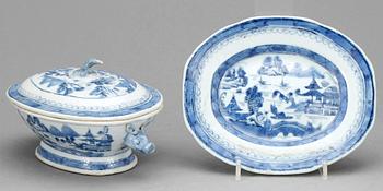 SMÖRTERRIN, 3 delar, porslin, Qing dynastin, 1800-talets första hälft.