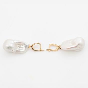 A pair of earrings in 18K gold with cultured baroque freshwater pearls and round brilliant-cut diamonds.
