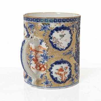 Mugg samt två muggar med lock, porslin, Kina, Qingdynastin, 1700-1800-tal.