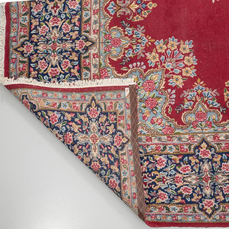 Carpet, Kirman, 405 x 298 cm.