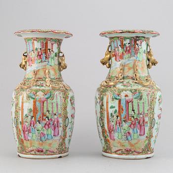 A pair of famille rose Canton vases, Qing dynasty, late 19th century.