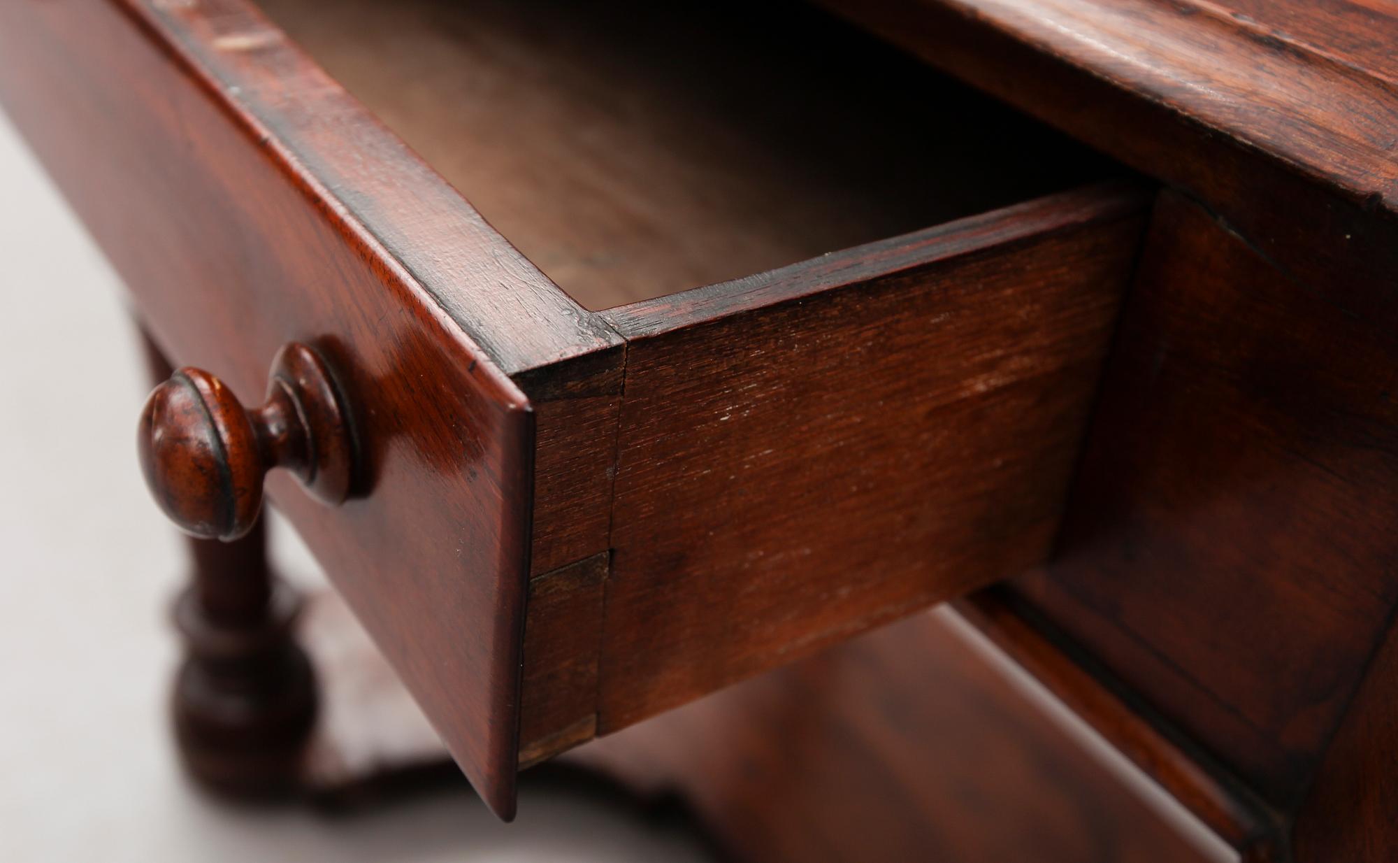 DAMARBETSBORD, England, 1800-talets slut.