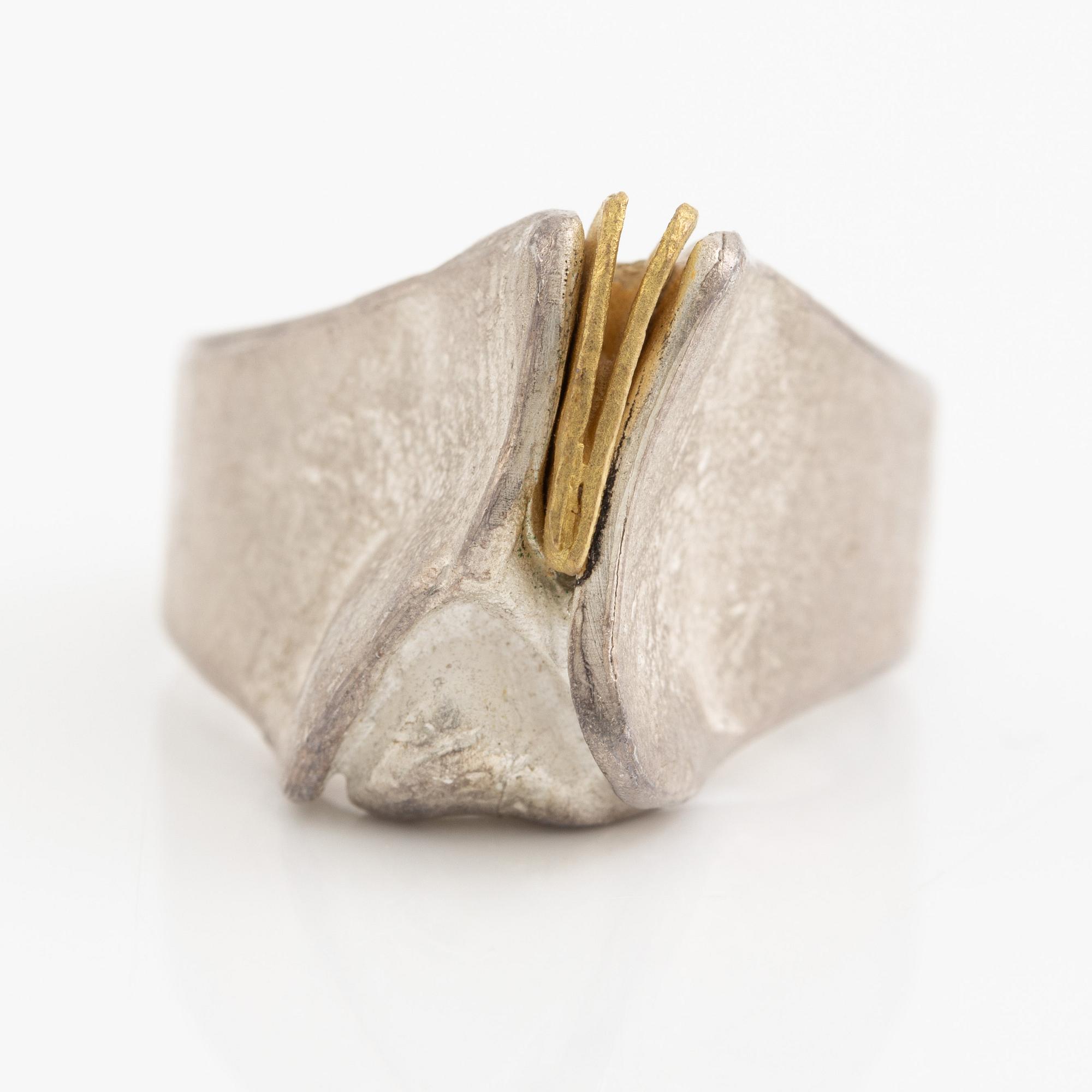 Ring, sterling silver and gilded silver.
