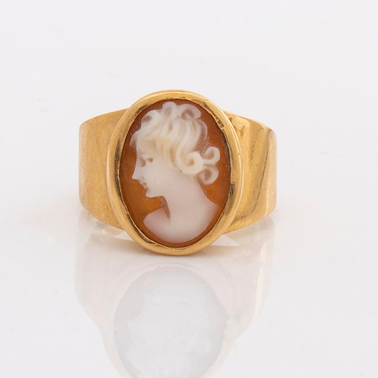 PENDANT W CHAIN and RING, 18K gold and shell cameos, length approx 54 cm, G Dahlgren & Co Malmö 1962.