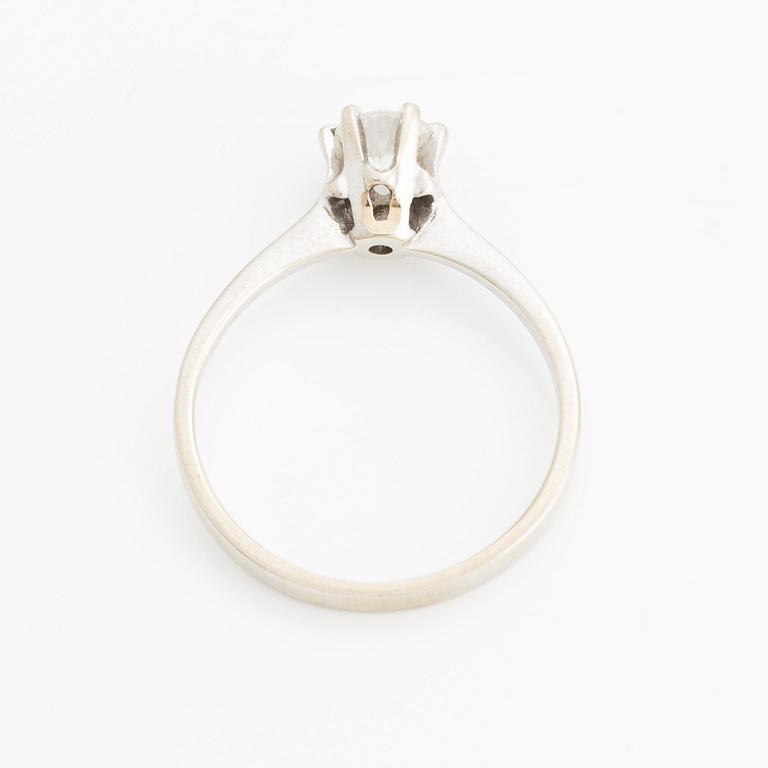 Ring, 18K vitguld med briljantslipad diamant.