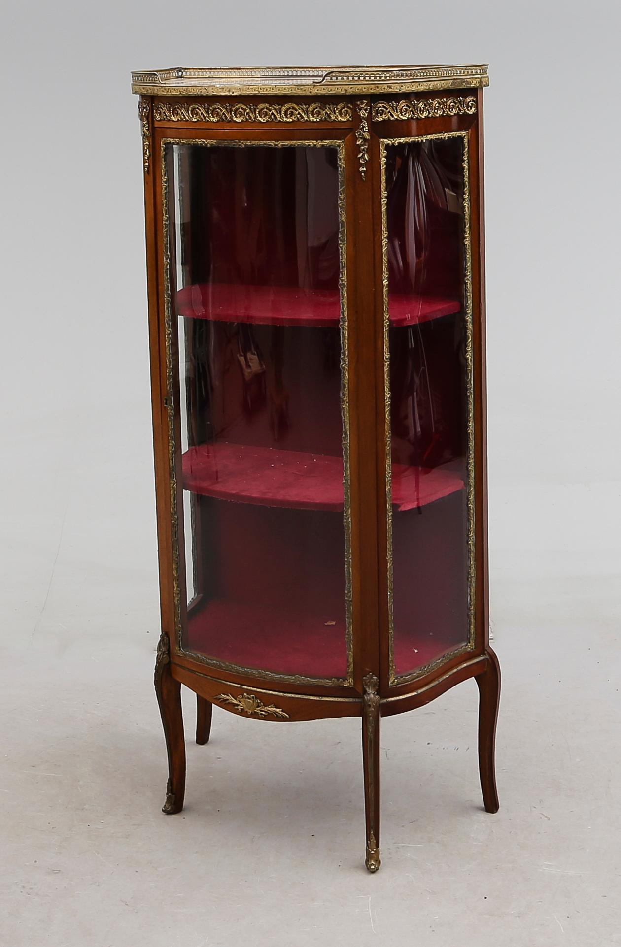 VITRINSKÅP, gustaviansk stil, 1900-talets mitt.