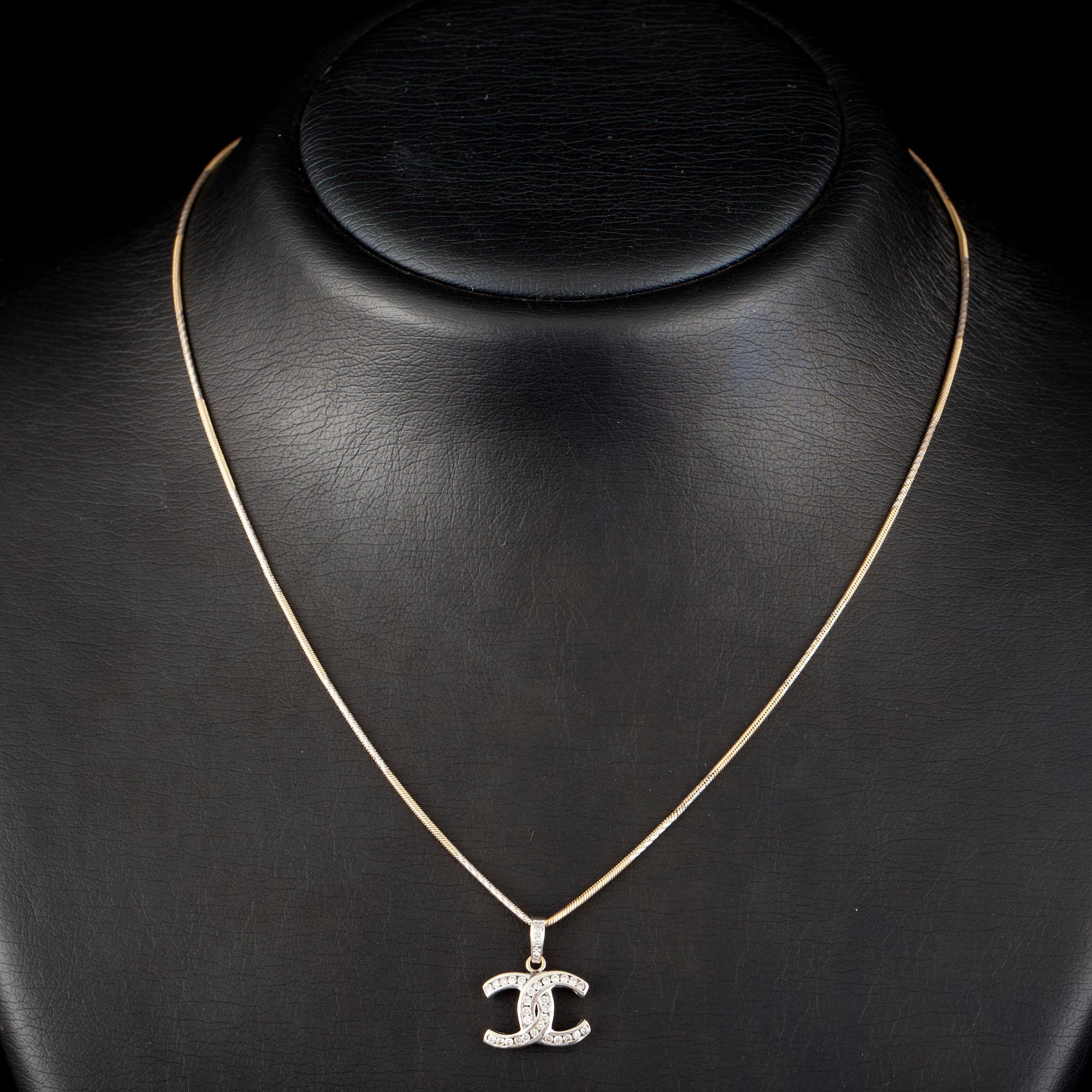 HÄNGSMYCKE, guld 14K, 33 små diamanter. I form av Chanel logo. Vikt 5,9 g.
