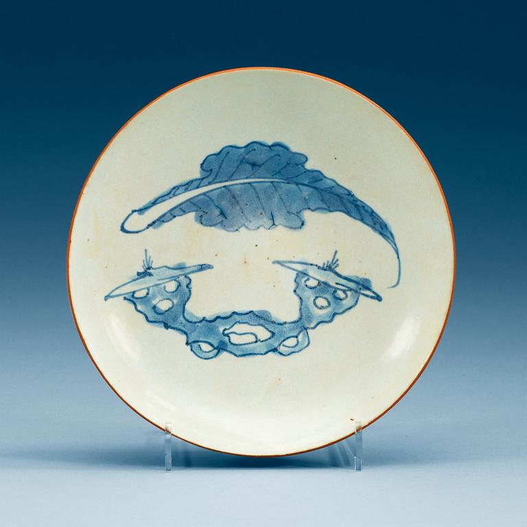 A blue and white Transitional dish, 17th Century.