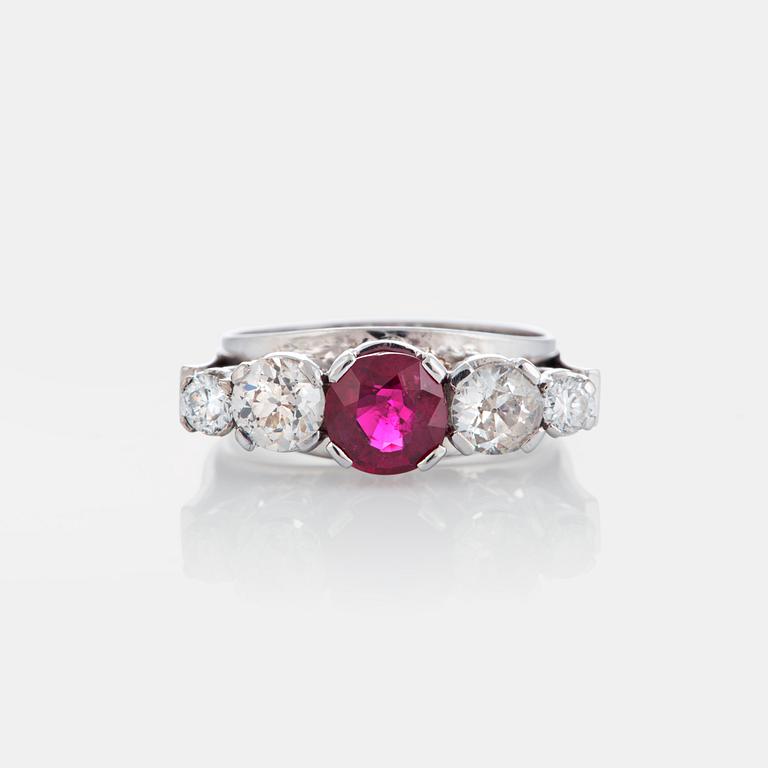 Ateljé Ajour ring med en rubin ca 0.95 ct samt gammalslipade diamanter total vikt ca 1.20 ct.