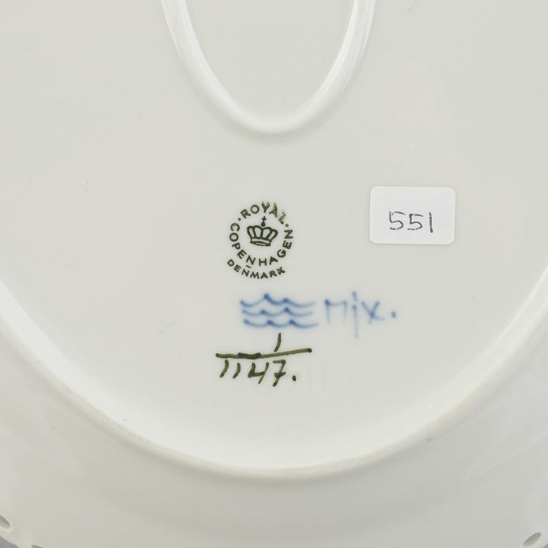 Serveringsfat, porslin, Royal Copenhagen, "Musselmalet helblond", modell 1147, 1966.