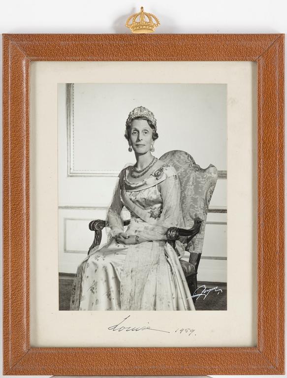 A PAIR OF ROYAL PHOTOGRAPHS WITH AUTOGRAPHS, Signed and dated, 1959.