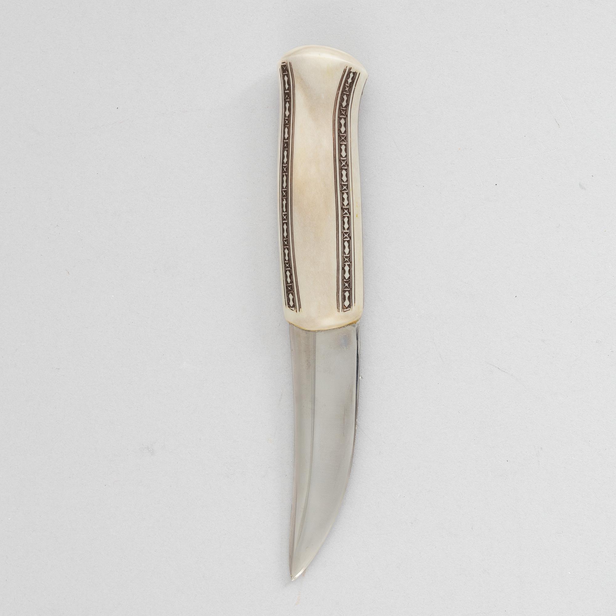 Esse Poggats, a reindeer horn knife.